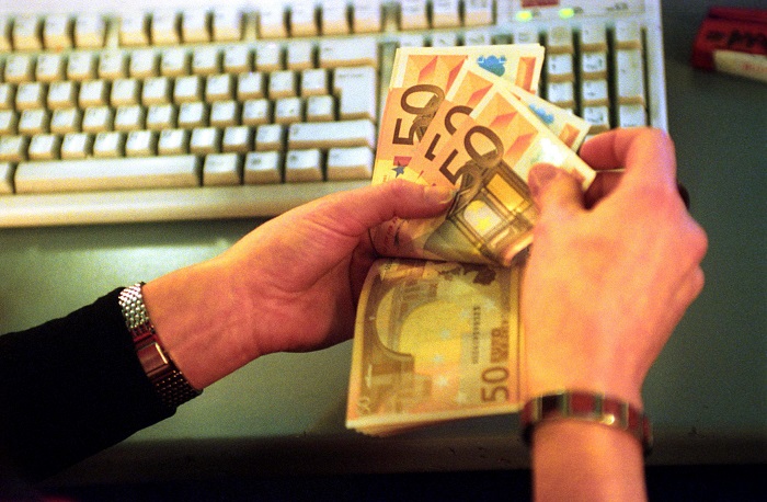 Tassa sui prelievi di contante? “Meglio ridurre gli oneri per le imprese”