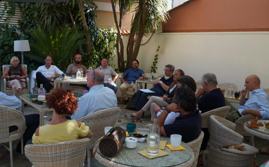 La Confcommercio del Golfo Dianese incontra i candidati a sindaco di Diano Marina. Primo appuntamento con Cristiano Za Garibaldi.