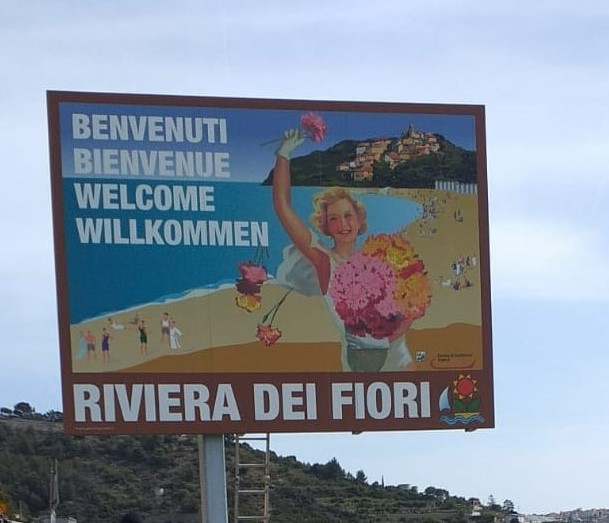 In autostrada un cartellone che segna il territorio della Riviera dei Fiori. Pilati, (Federlaberghi): “Rilanciamo la promozione di un brand che ci deve contraddistinguere in tutta Europa”. Lupi (Autostrada dei Fiori): “Contenti di aver soddisfatto l’istanza di Federalberghi”